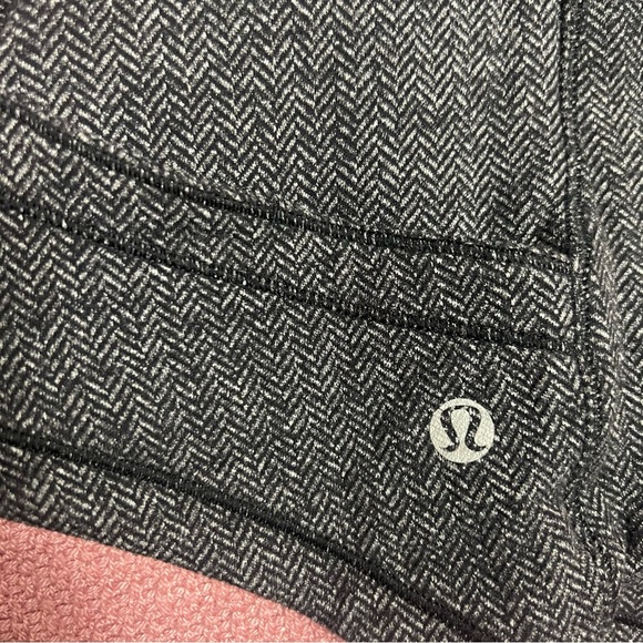 Lululemon Base Runner 1/2 Zip Heathered Herringbone Heathered Black size 10 - Picture 13 of 16